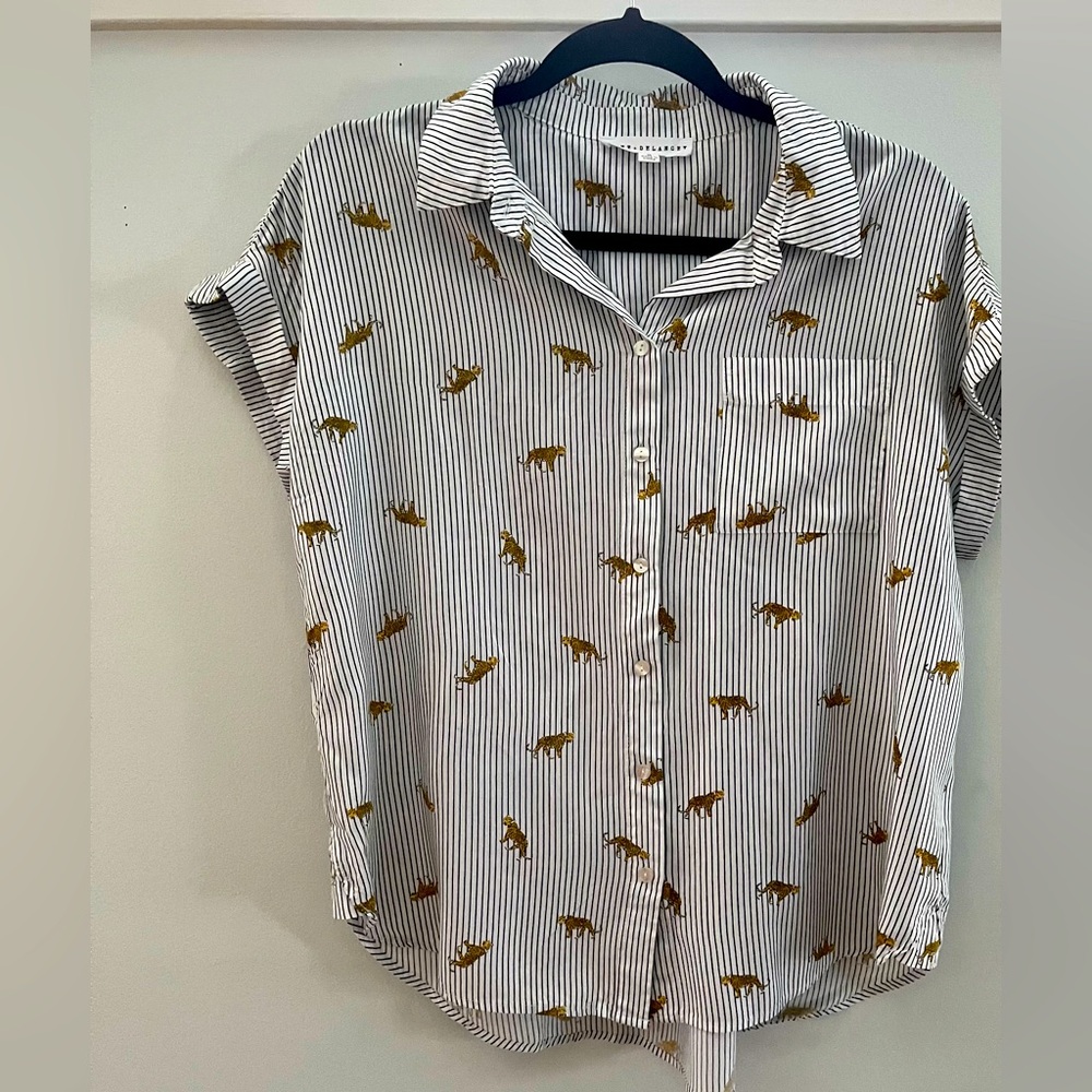 Jane and Delaney cap sleeve button down shirt novelty print white lotus medium